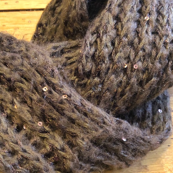 Used.  Knitted Infinity Fashion Scarf. - Picture 2 of 3